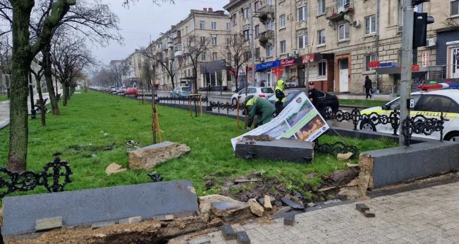 На аллее Григоре Виеру автомобиль врезался в ограждение, разрушив его