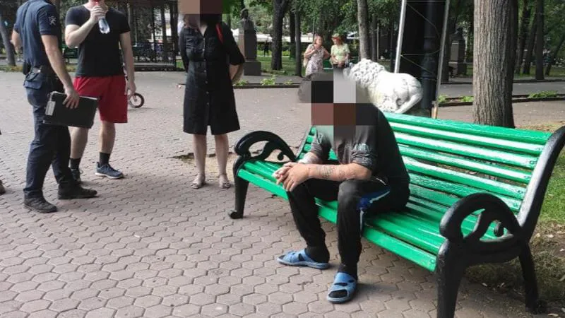 В центральном парке столицы неадекватный мужчина порезал себе руки