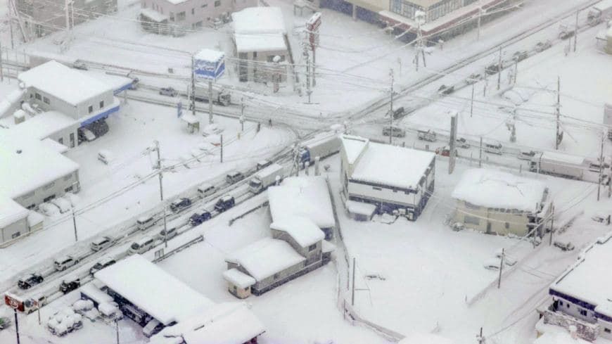 Рекордные снегопады обрушились на Японию