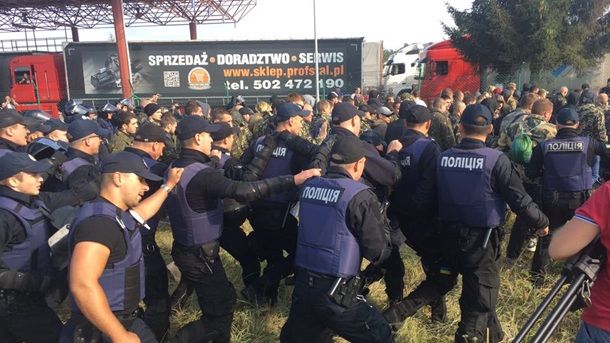 Саакашвили на границе встречают палатки и батальон "Донбасс"