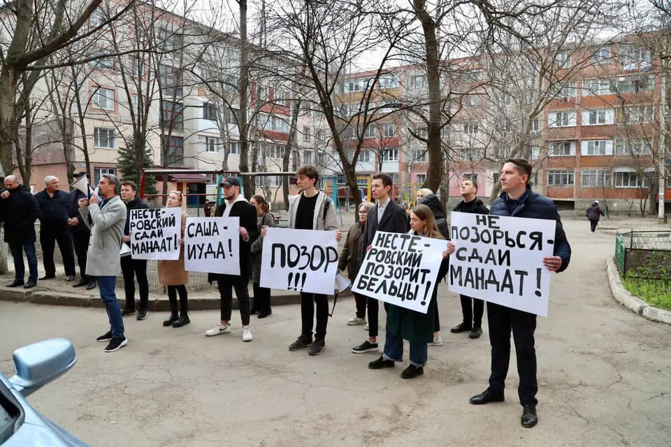 Бывшие однопартийцы Нестеровского устроили флешмоб под окнами его квартиры в Бельцах