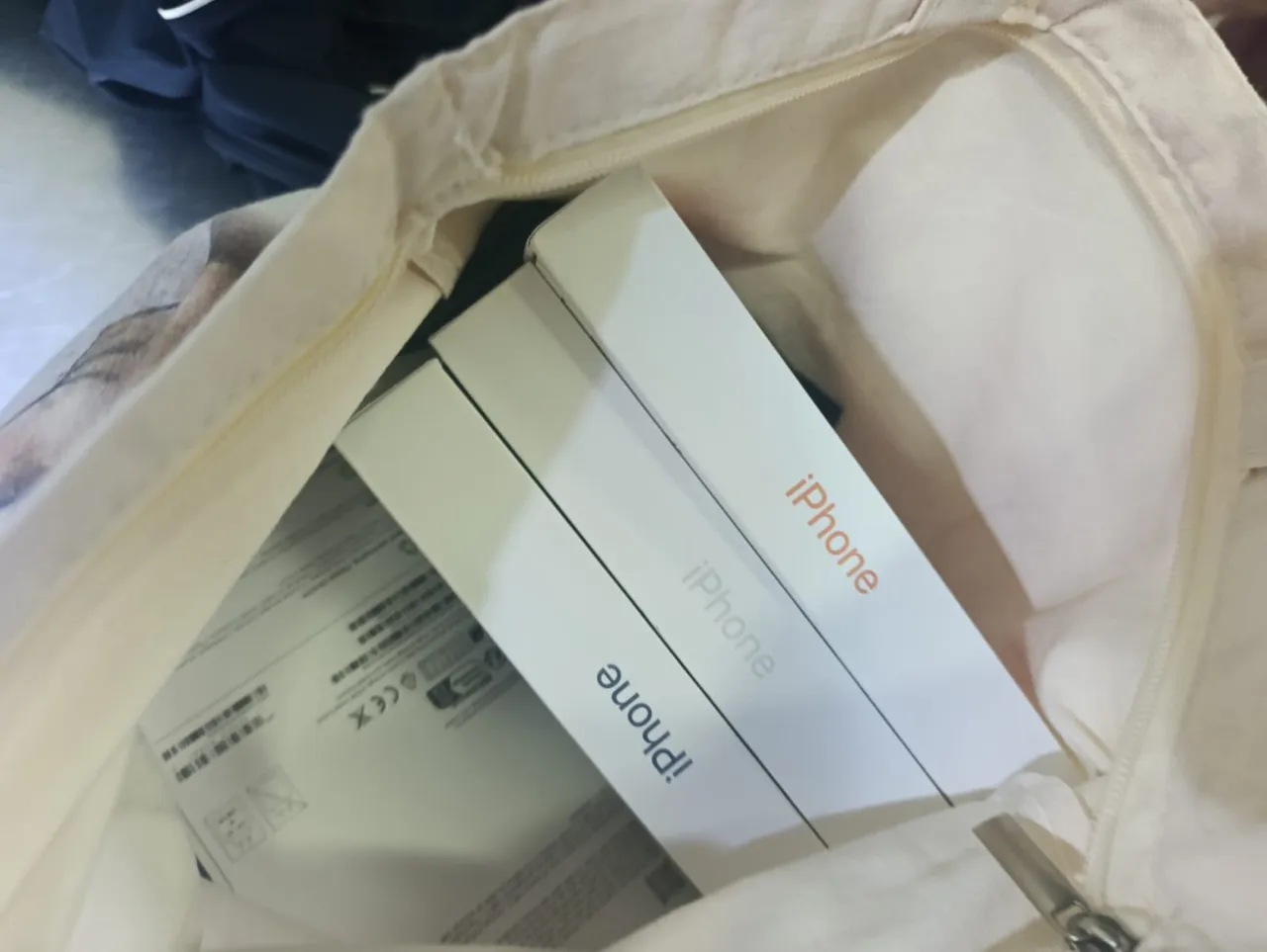 O femeie din Ucraina a încercat să scoată ilegal din R. Moldova 22 de iPhone-uri noi