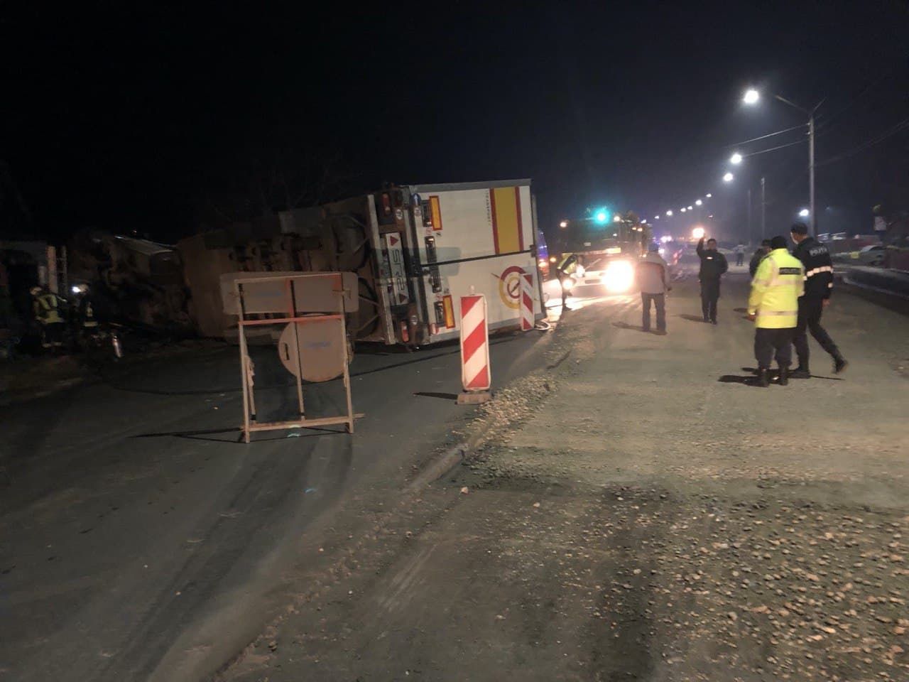 ДТП в Сынжерейском районе: Грузовик перевернулся и врезался в забор