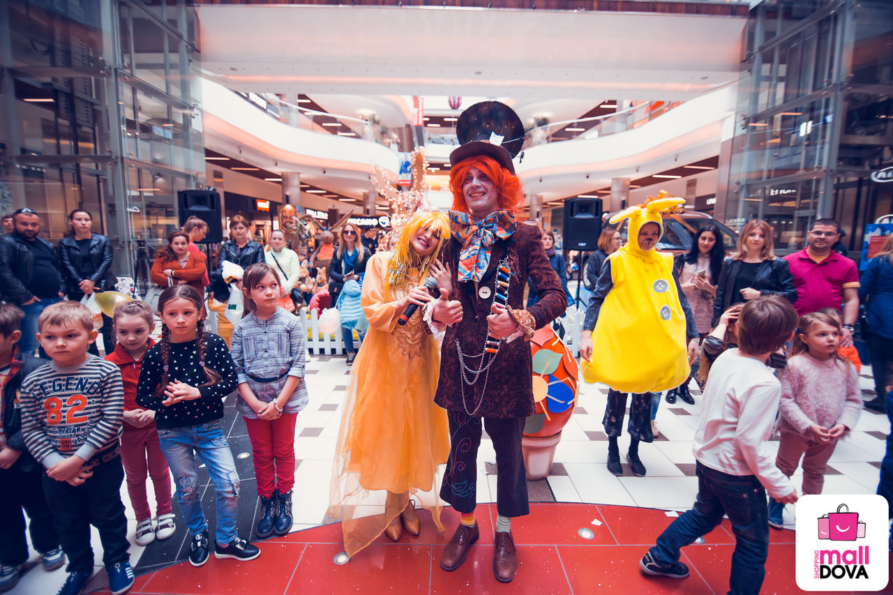 Пасхальный зайчик в Shopping MallDova дарит подарки ®