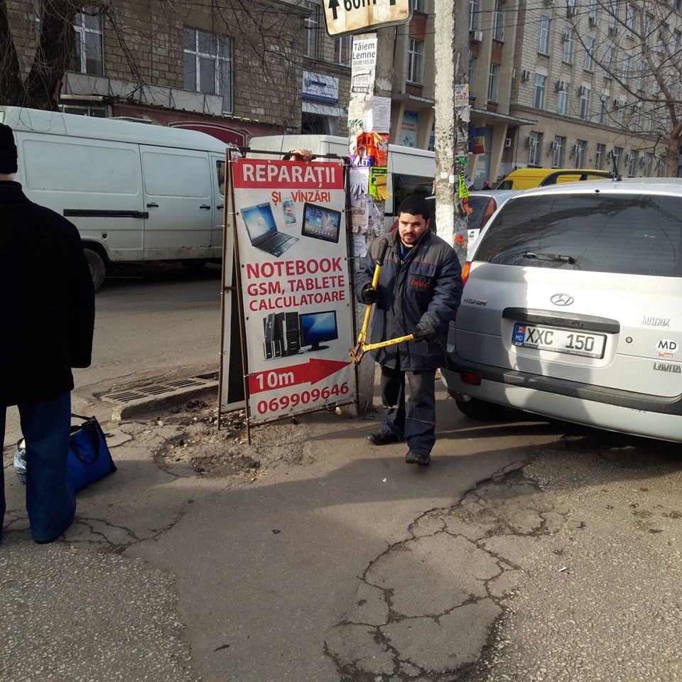 В центре столицы продолжают демонтировать незаконные рекламные билборды и панно