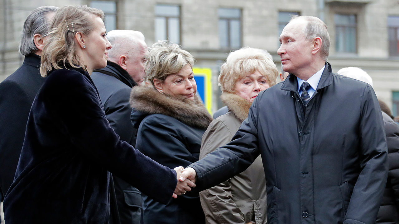 Владимир Путин и телеведущая Ксения Собчак пожали руки друг другу