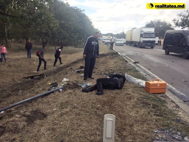Un microbuz de pe ruta Chişinău - Cahul s-a răsturnat. Sunt răniţi