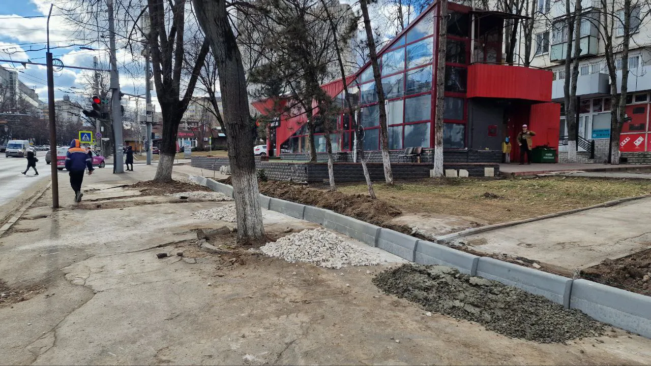 Мэрия Кишинёва приступила к восстановлению тротуаров на бульваре Дечебал