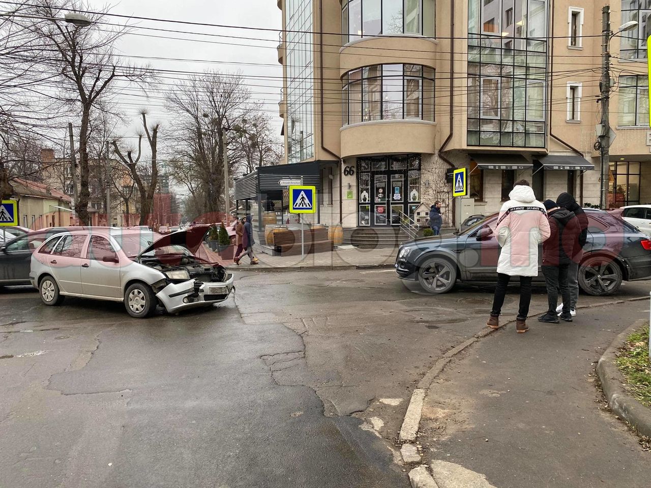 В центре Кишинева Bentley столкнулся со Skoda