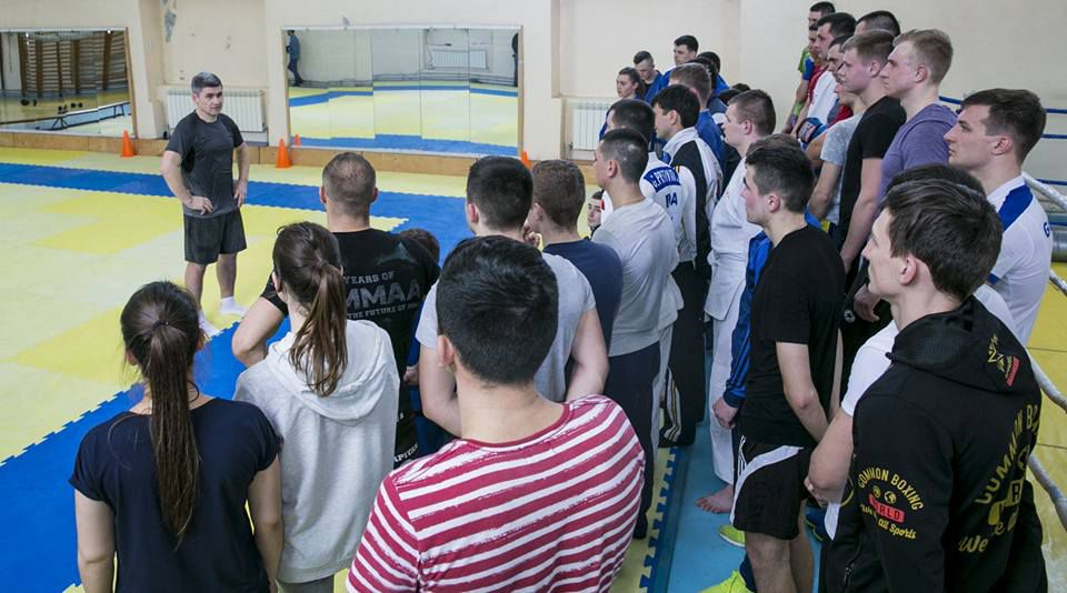 Министр внутренних дел вышел на ринг вместе с будущими полицейскими