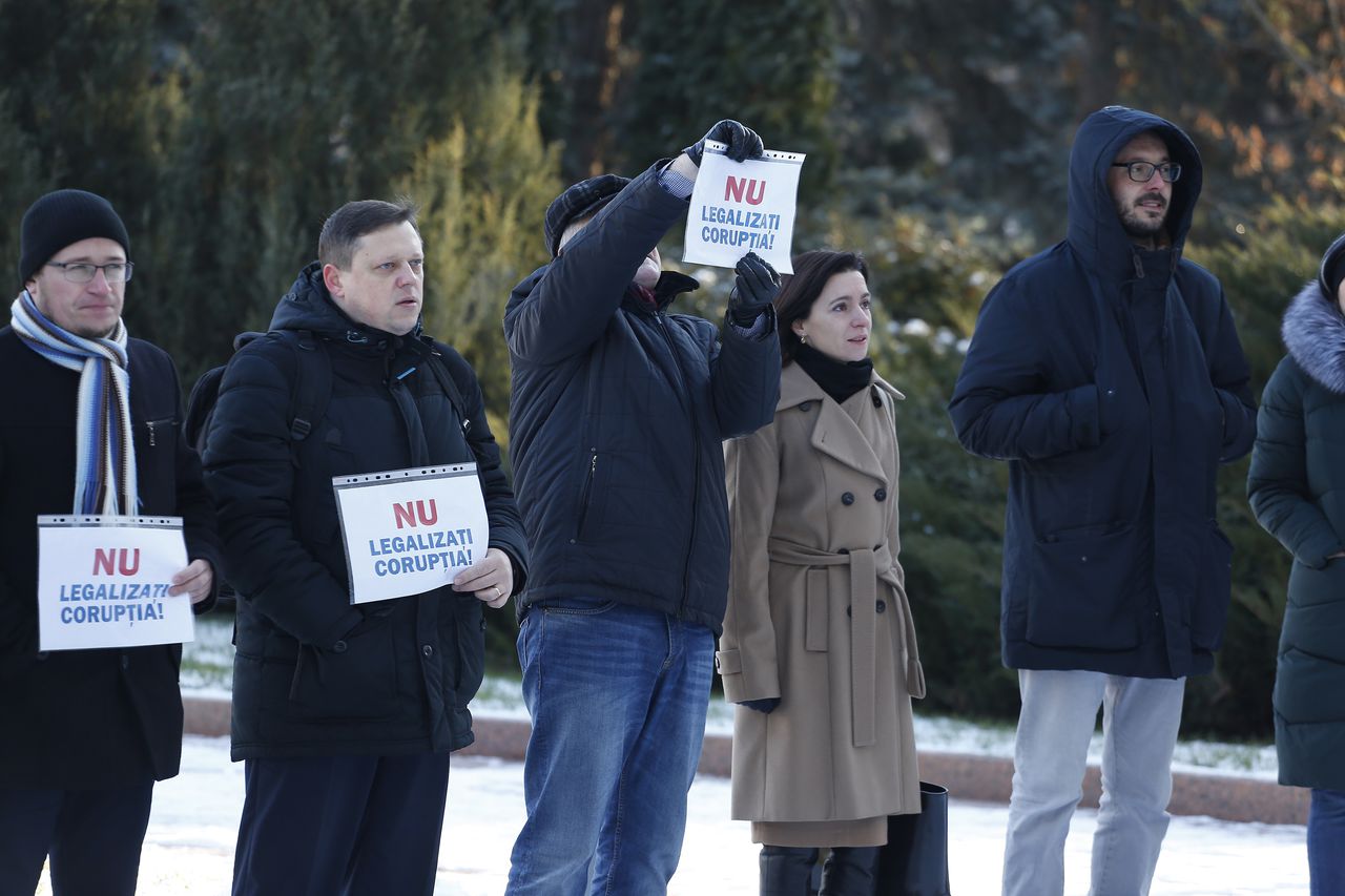 Майя Санду участвовала в акции протеста у парламента
