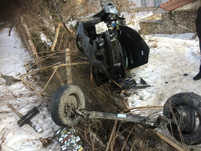 В Оргеевском районе машина снесла столб и забор, пострадала девушка