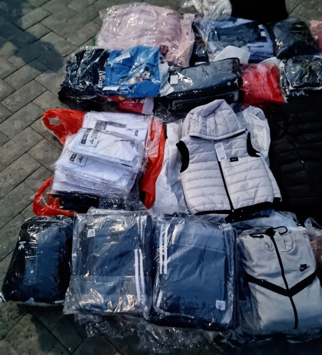Таможенники пресекли попытку контрабанды одежды