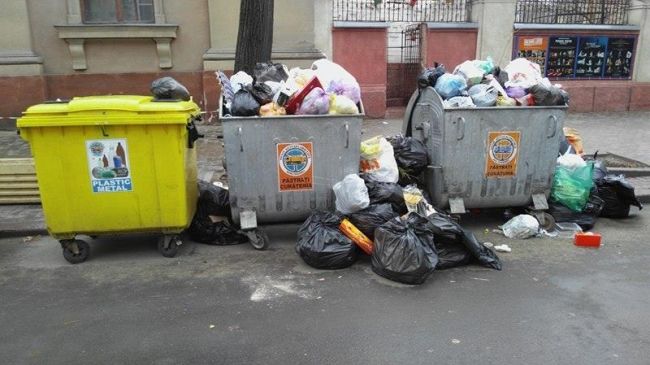 На некоторых улицах столицы уже два дня не вывозят мусор