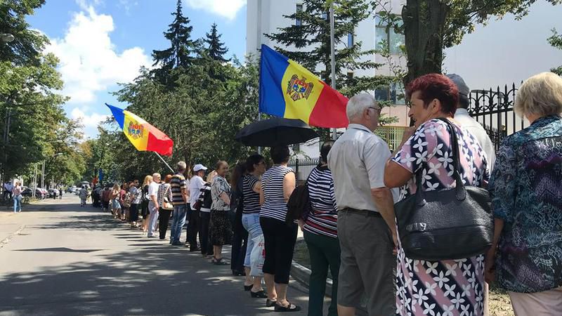 Сторонники Андрея Нэстасе и Майи Санду протестовали у здания Парламента
