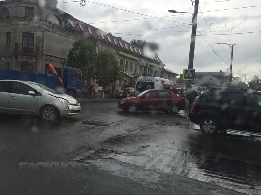 Два автомобиля столкнулись в центре Кишинева: образовалась пробка