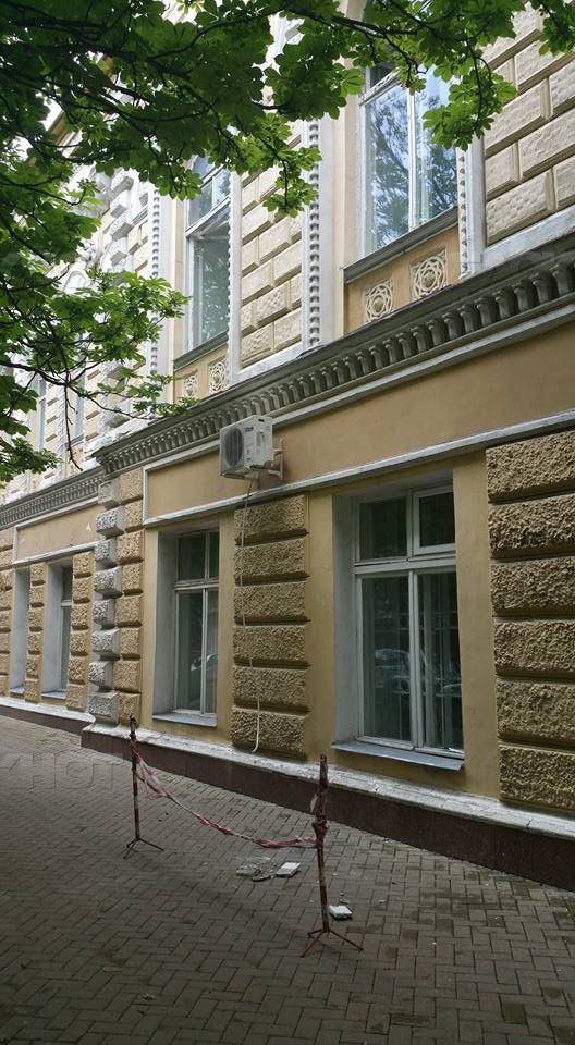 Со здания примэрии Кишинева вновь падает штукатурка