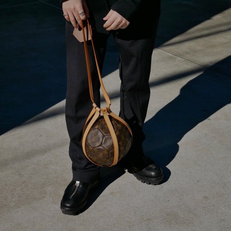 Модный дом Louis Vuitton выставил на продажу винтажный футбольный мяч