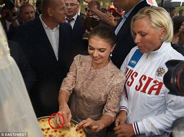 Daily Mail показала Кабаеву с "детьми Путина"