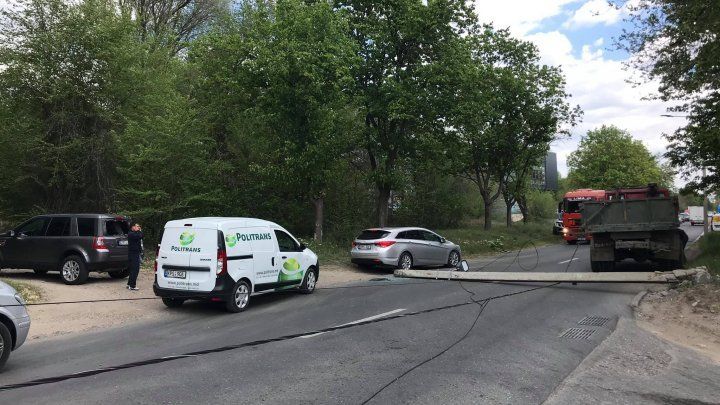 В Кишиневе рухнувший столб перекрыл дорожное движение