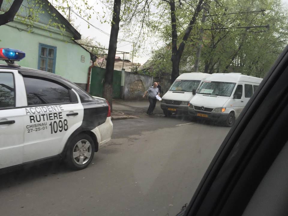 Două microbuze s-au ciocnit în plină stradă