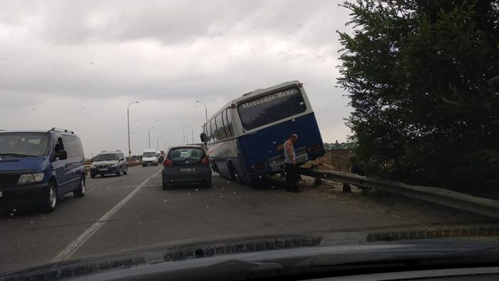 В Сынжере автобус съехал с дороги и повис на ограждении