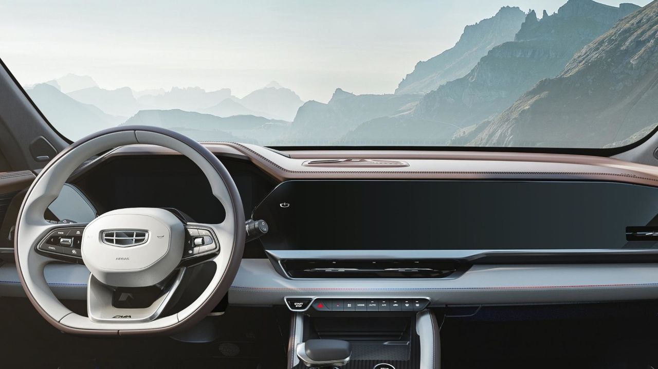 Экран в новом кроссовере Geely в два раза больше, чем планшет Tesla