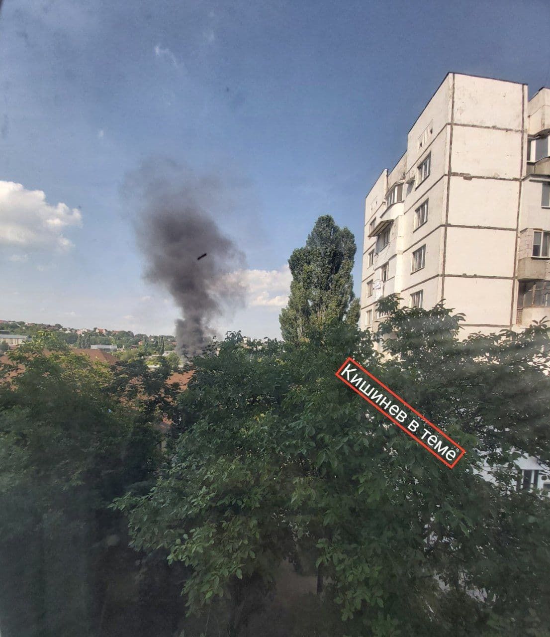 В столице произошел пожар на складе