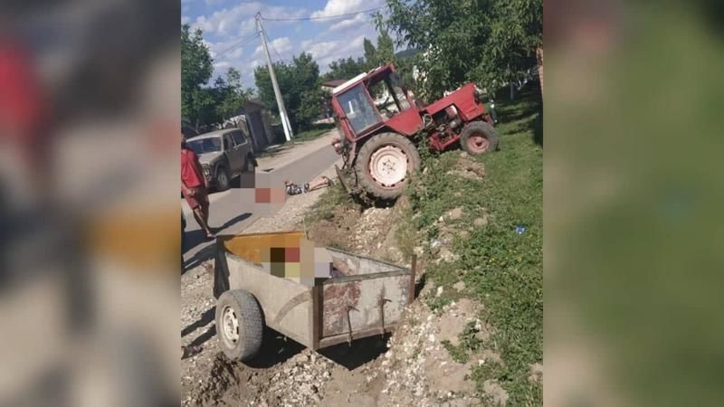 Полицейские остановили трактор и обнаружили в прицепе тело мужчины