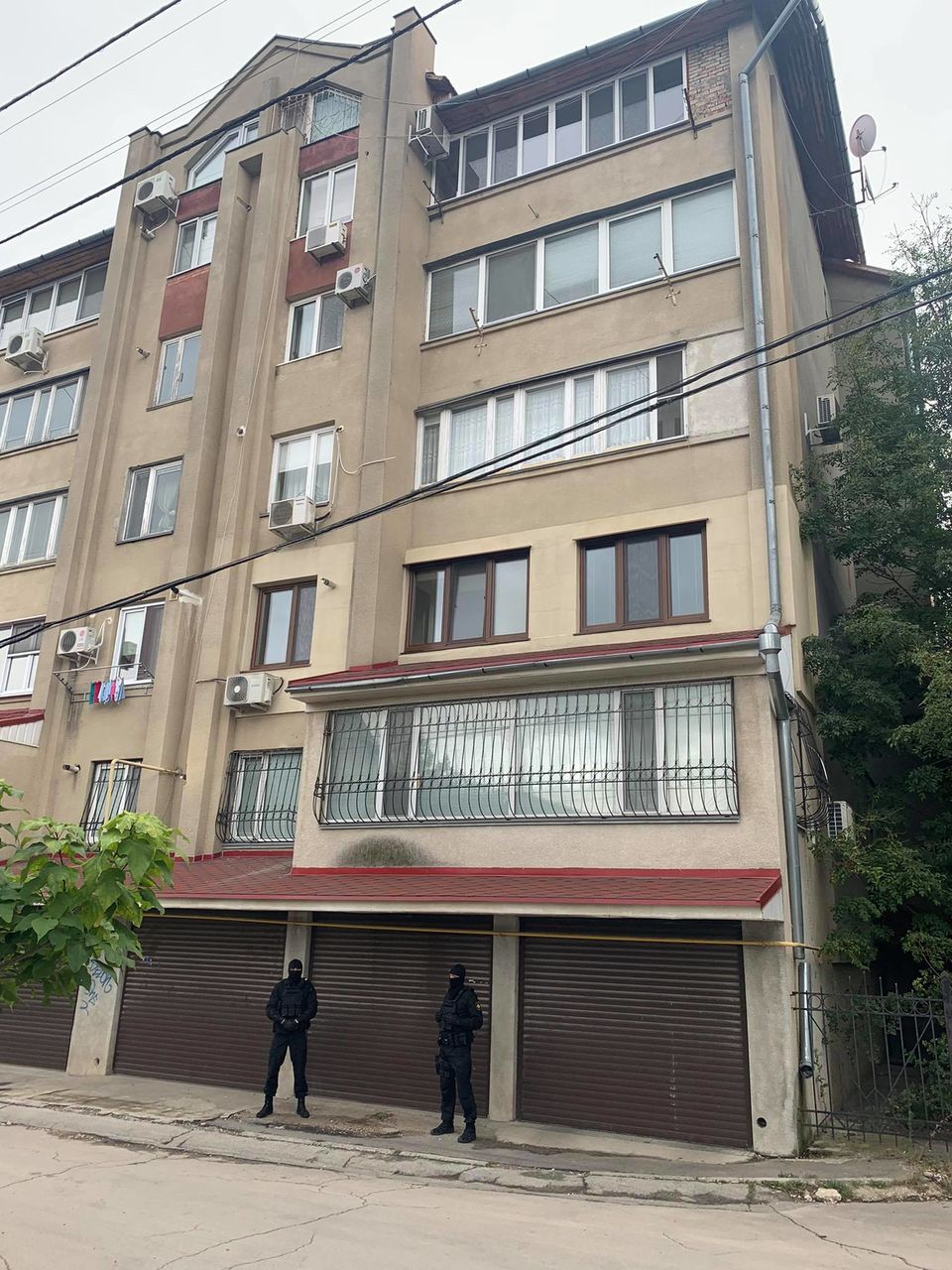 В доме Андронаки продолжаются обыски: там замечены люди в масках