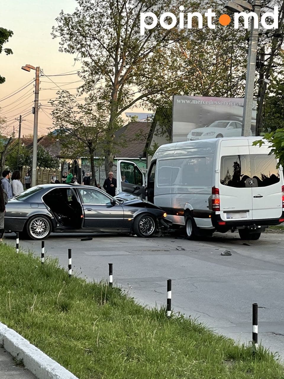 В Кишиневе произошла авария с участием BMW и микроавтобуса Mercedes
