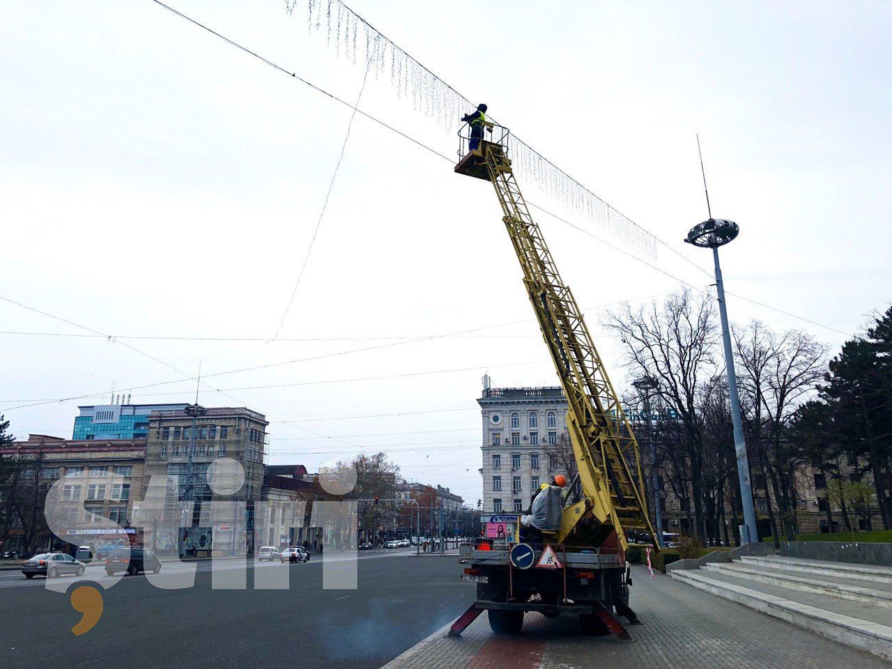 На главной площади столицы начали устанавливать новогоднюю елку