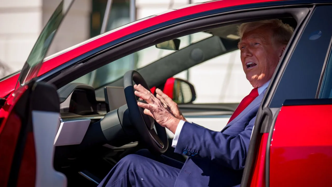 Трамп купил у Илона Маска электрокар Tesla