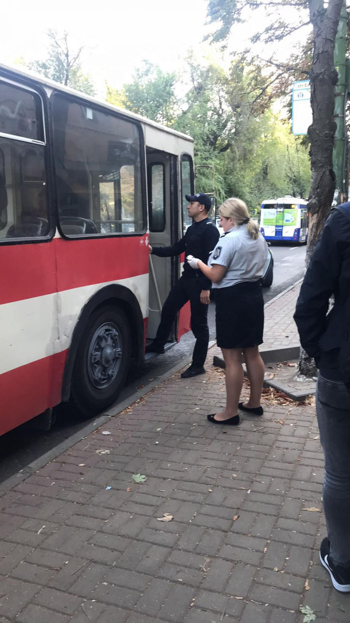 Пьяный мужчина устроил драку в троллейбусе