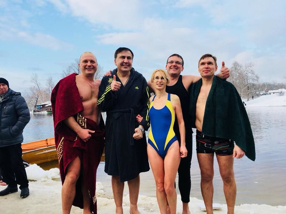 "Зашел грузином, вышел украинцем": в Сети высмеяли фото купания Саакашвили