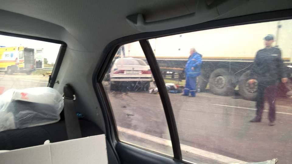 Accident grav lângă localitatea Recea. Un BMW a intrat într-un TIR. O persoană și-a pierdut viața
