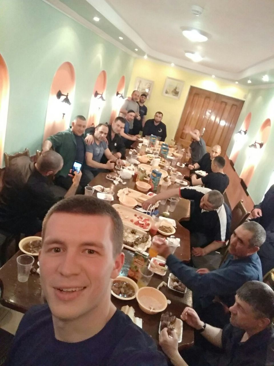 В Сети появились фото застолья из колонии с осужденным за убийство Немцова Дадаевым