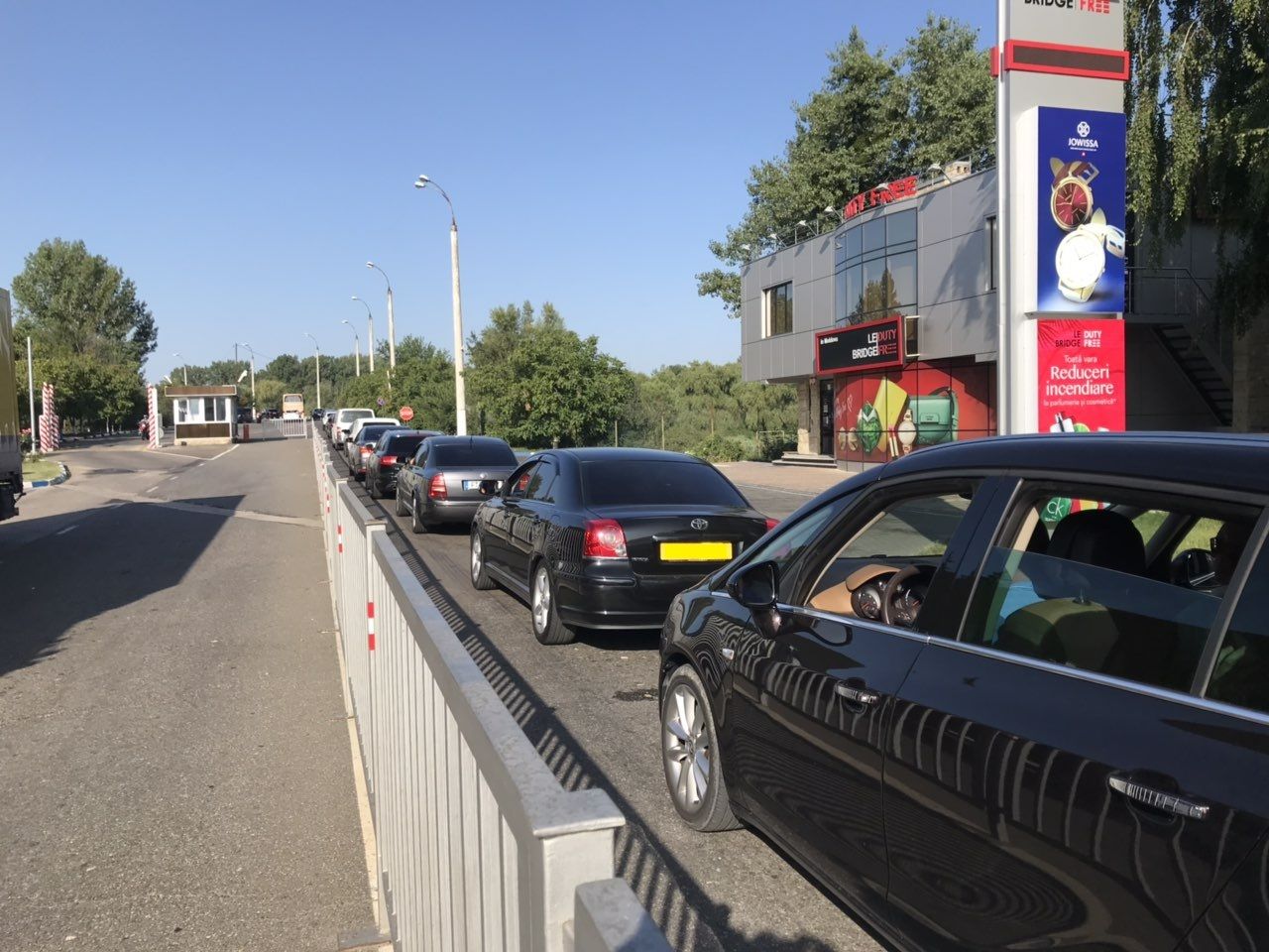 На КПП "Албица" образовались очереди, водителям рекомендуют другие таможенные посты