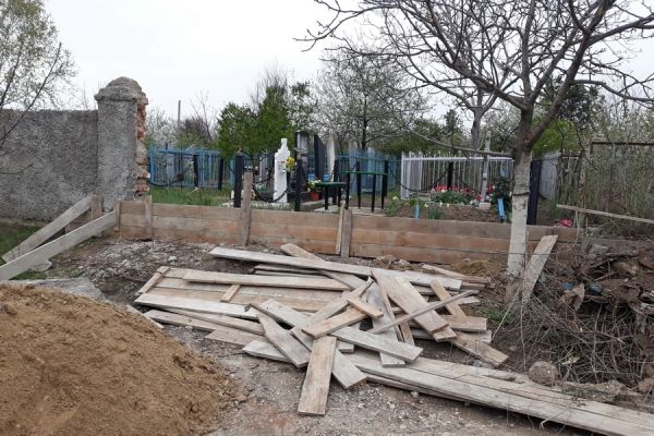 В Комрате восстанавливают упавшее ограждение старого кладбища