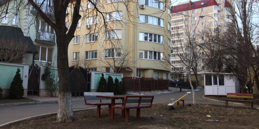 Додона начали охранять: Перед его домом был установлен «киоск»