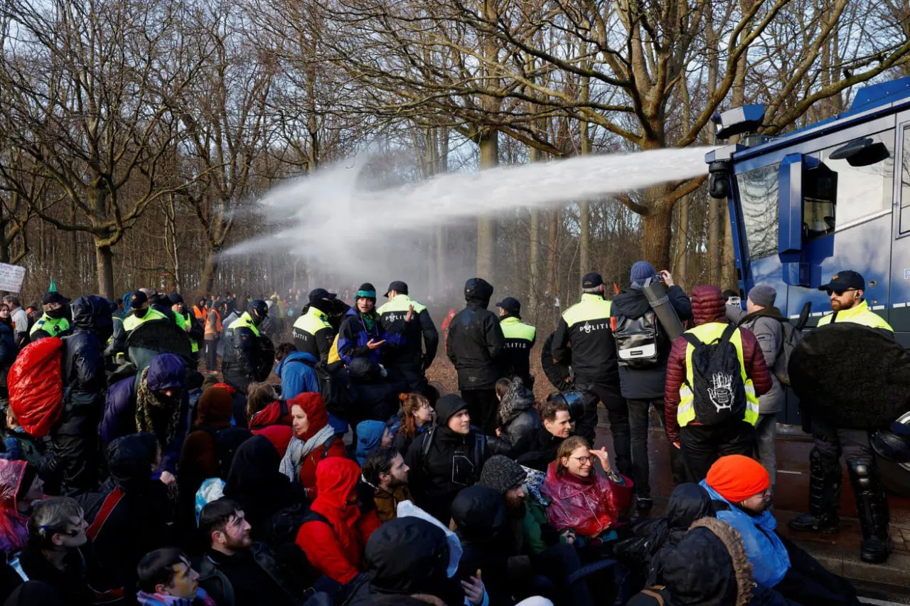 В Гааге полиция жестко разогнала митинг экоактивистов: задержали 700 человек
