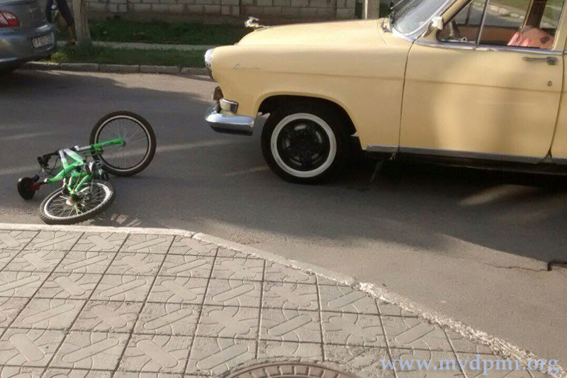 В Рыбнице водитель ретроавтомобиля сбил 12-летнего велосипедиста