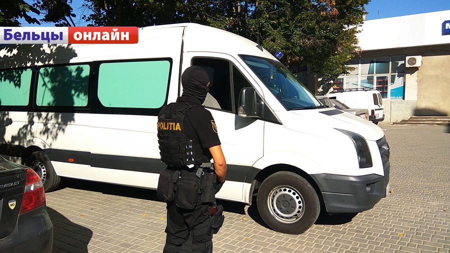 Двух членов банды из Азербайджана привезли в бельцкую апелляционную палату