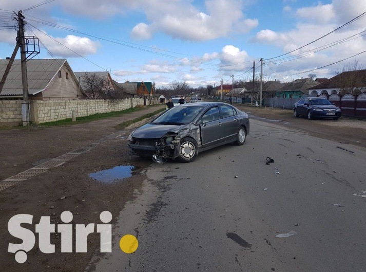 В Унгенском районе водитель Renault снес забор дома и врезался в столб