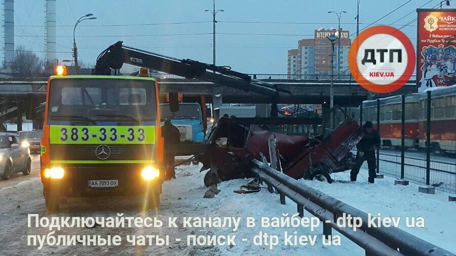 В Киеве автомобиль врезался в отбойник на высокой скорости