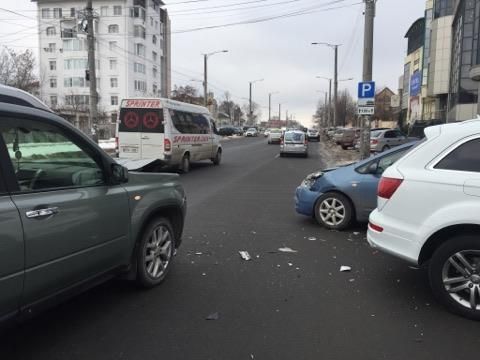 В Кишиневе столкнулись сразу три автомобиля