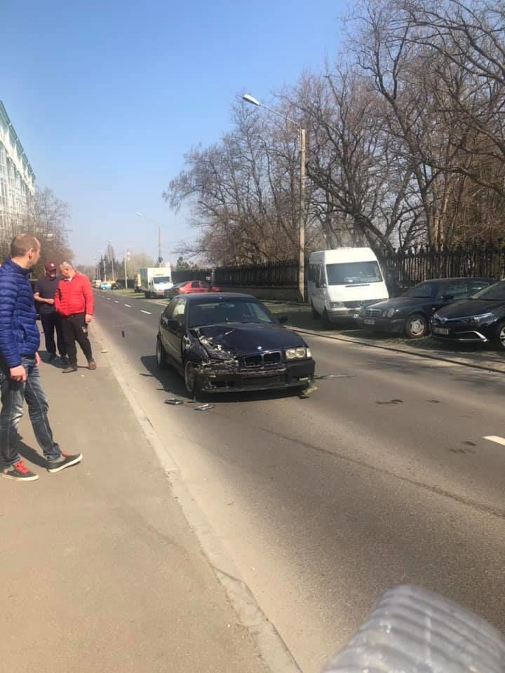 На Буюканах столкнулись 3 машины: пешеход сбит на тротуаре