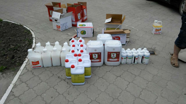 Butelii cu chimicale aduse din Ucraina, confiscate de poliţia de frontieră