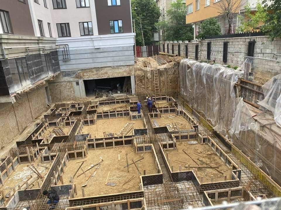 В Кишиневе из-за новостройки у соседей рухнула стена и гараж