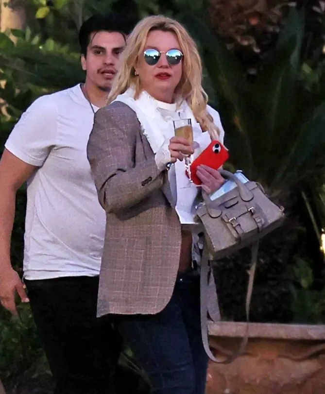 Britney Spears, surprinsă pe stradă cu un pahar în mână